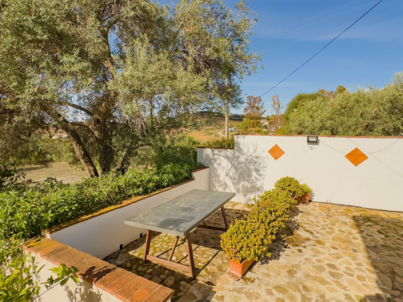 Villa for sale in Almogía