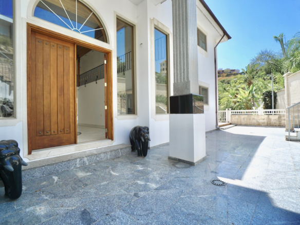 Villa for sale in Benahavís