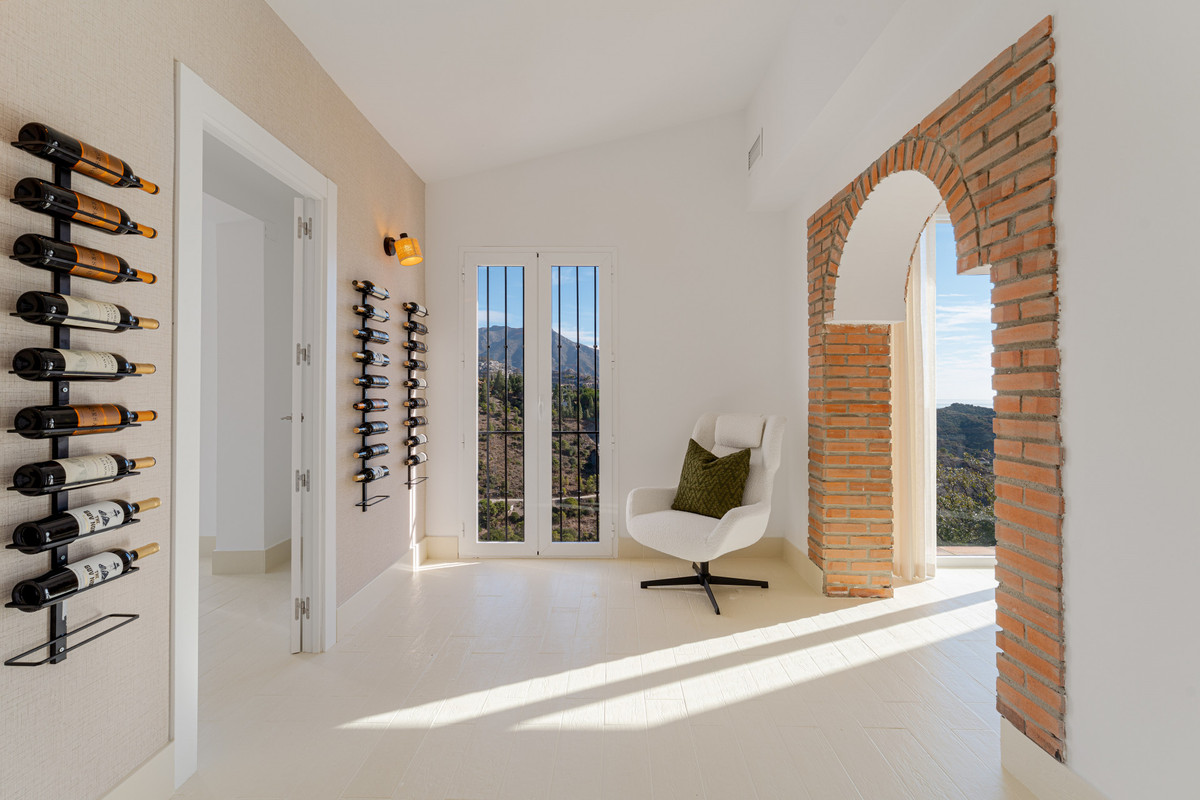 Villa for sale in Benahavís