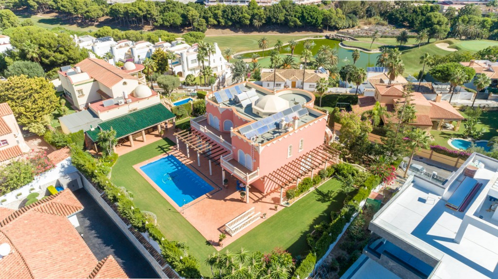 Villa for sale in Benalmadena