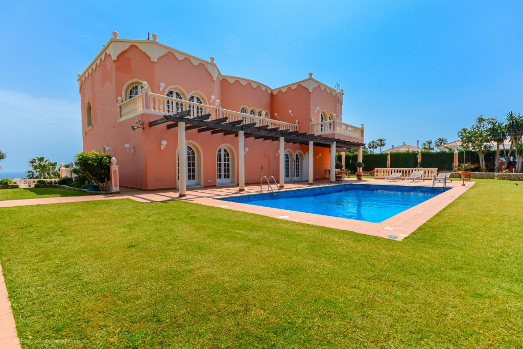 Villa for sale in Benalmadena