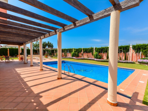 Villa for sale in Benalmadena