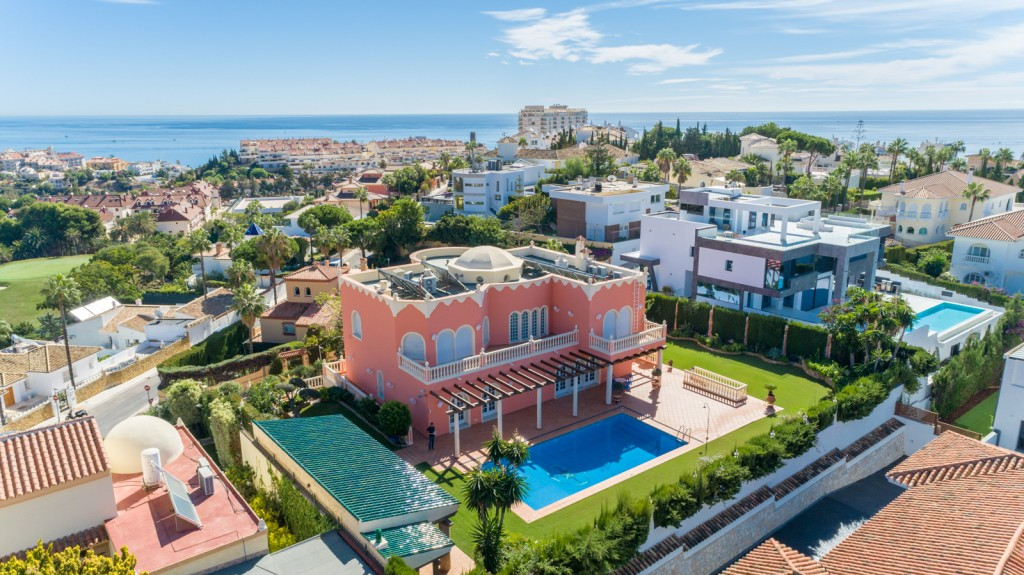 Villa for sale in Benalmadena