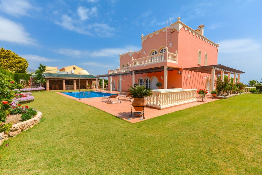 Villa for sale in Benalmadena