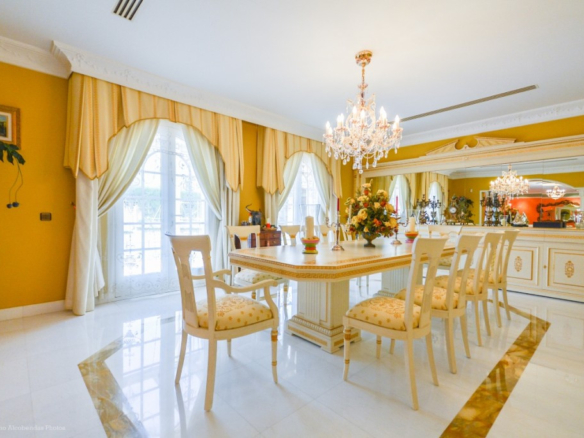 Villa for sale in Benalmadena
