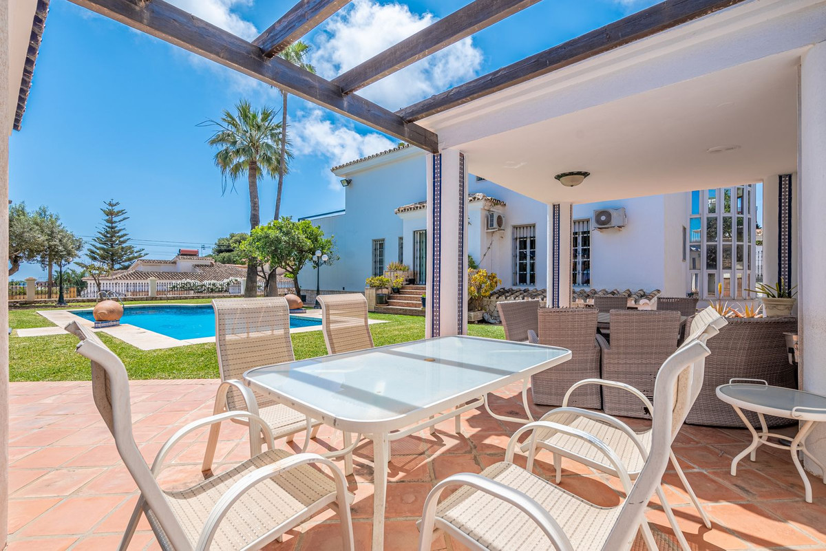 Villa for sale in Benalmadena