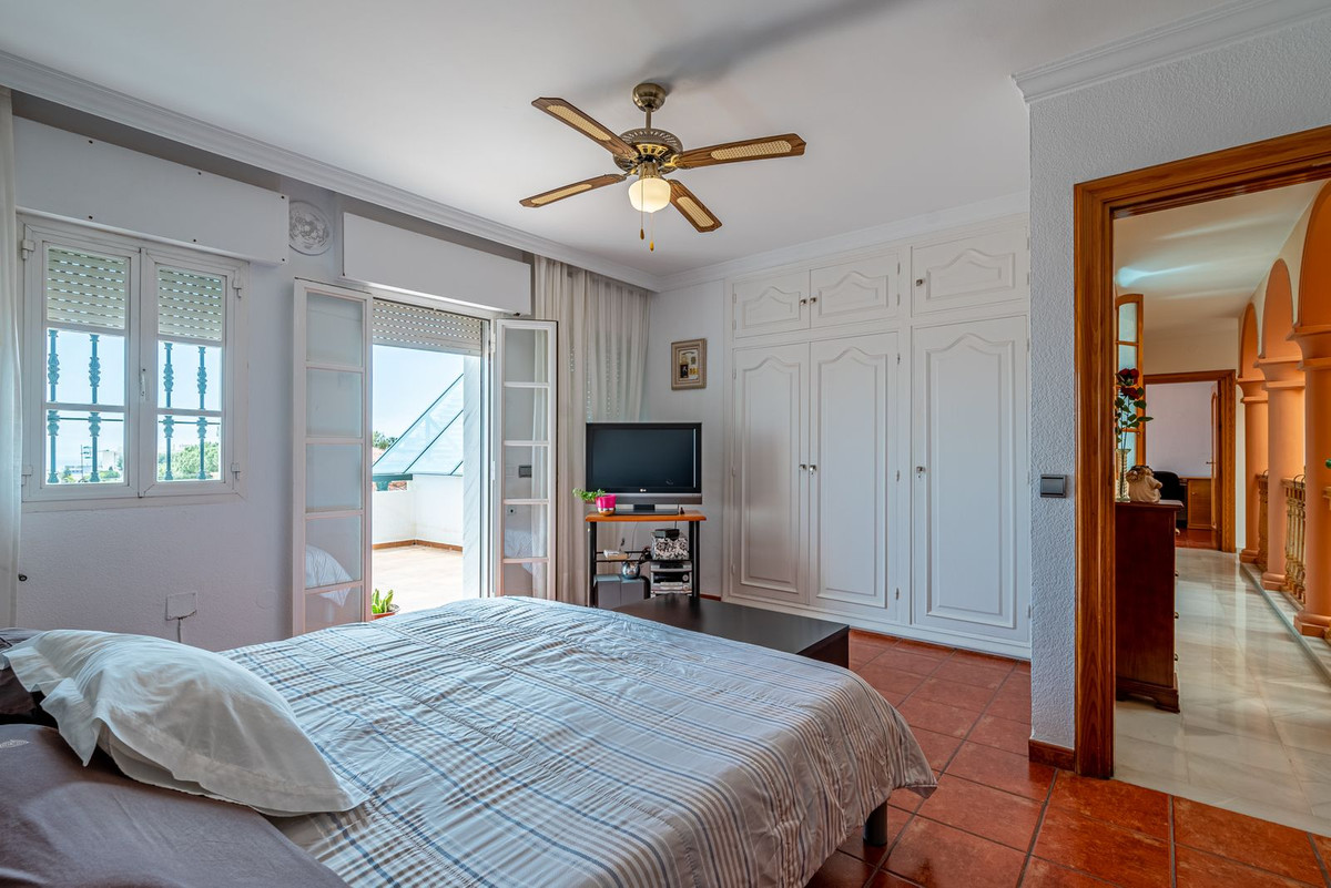 Villa for sale in Benalmadena
