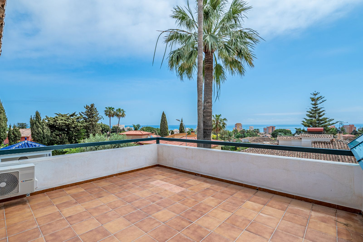 Villa for sale in Benalmadena
