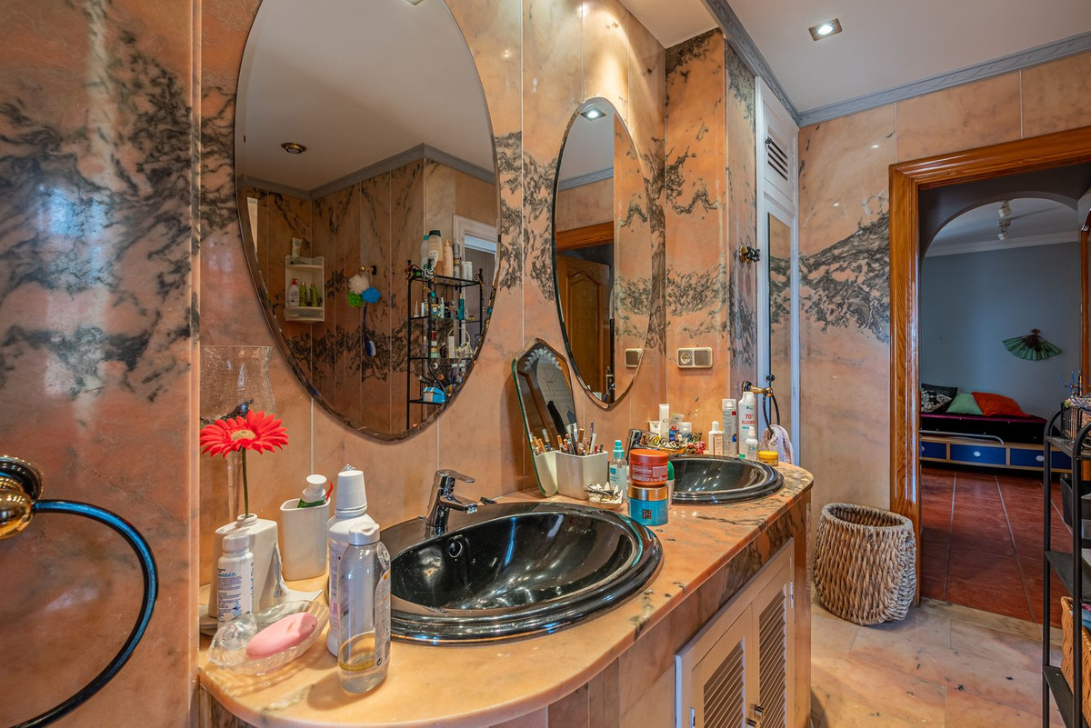 Villa for sale in Benalmadena