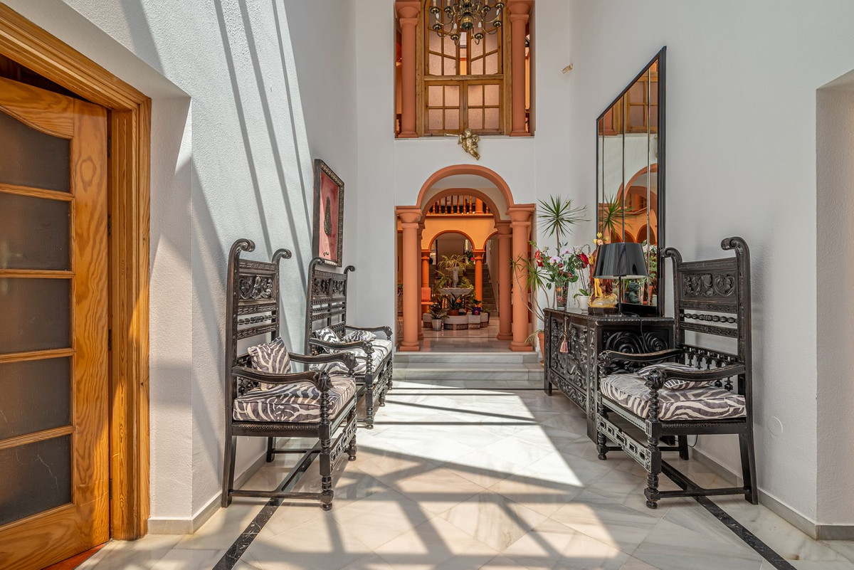 Villa for sale in Benalmadena