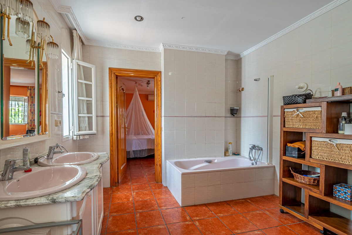 Villa for sale in Benalmadena