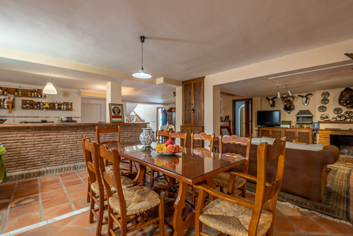 Villa for sale in Benalmadena