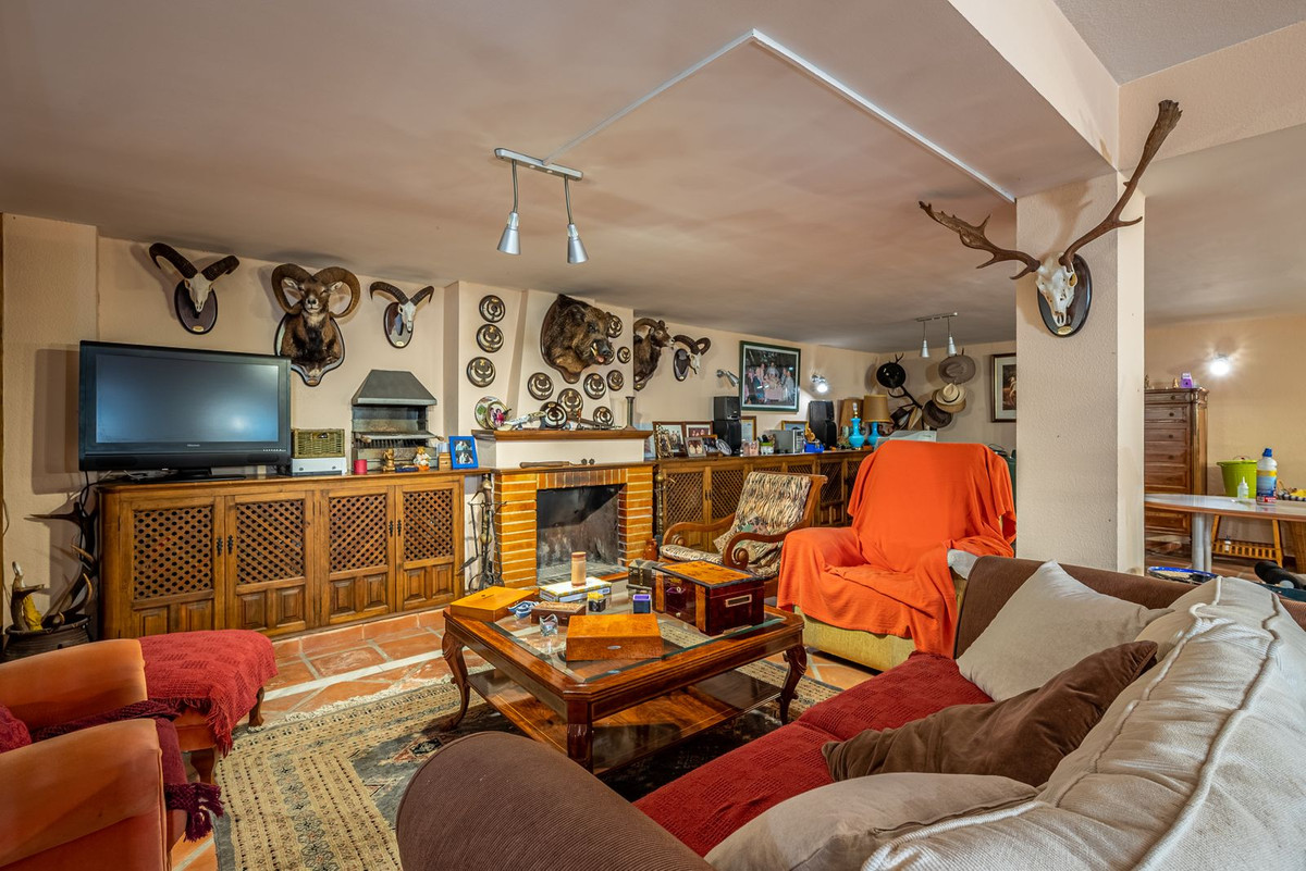 Villa for sale in Benalmadena