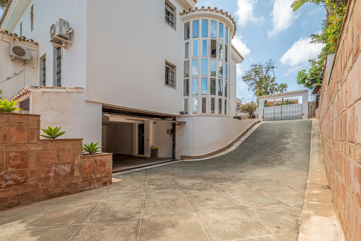 Villa for sale in Benalmadena