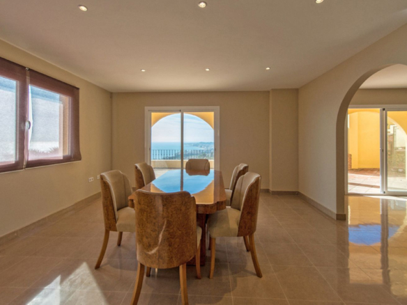 Villa for sale in Benalmadena