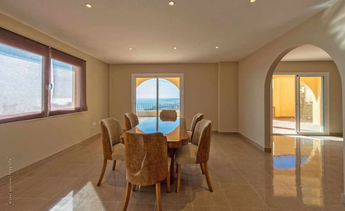 Villa for sale in Benalmadena