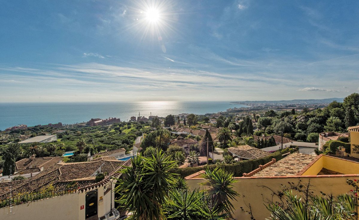 Villa for sale in Benalmadena