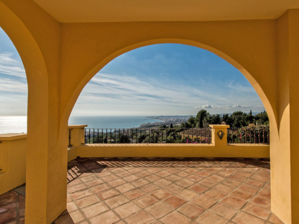 Villa for sale in Benalmadena