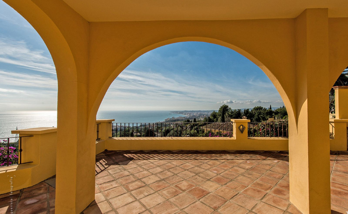 Villa for sale in Benalmadena
