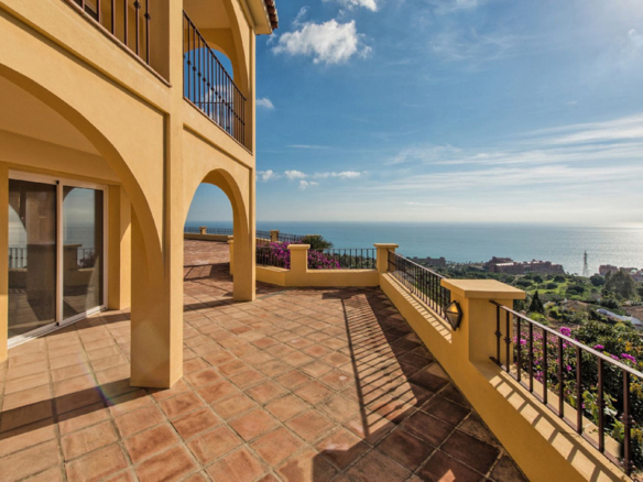 Villa for sale in Benalmadena