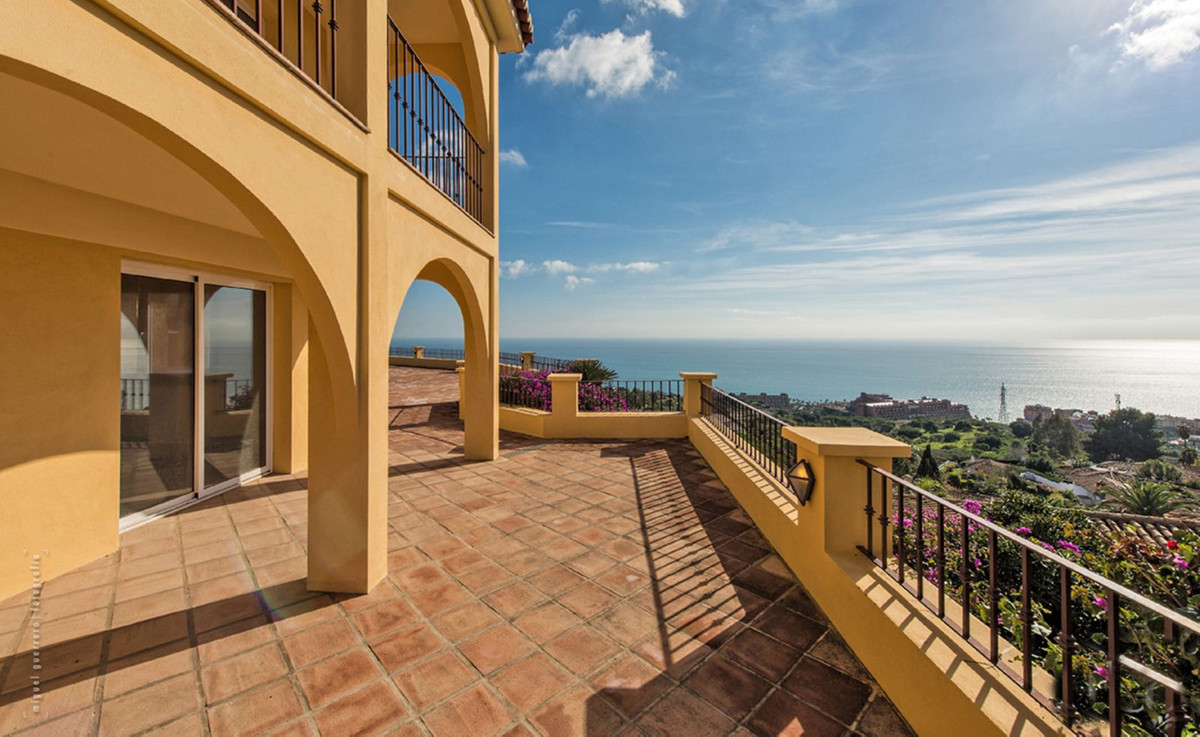Villa for sale in Benalmadena