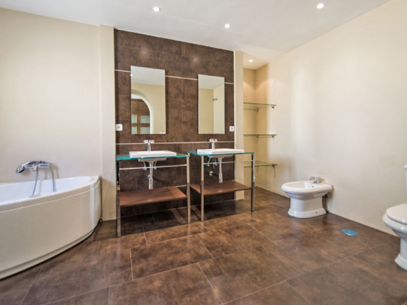 Villa for sale in Benalmadena