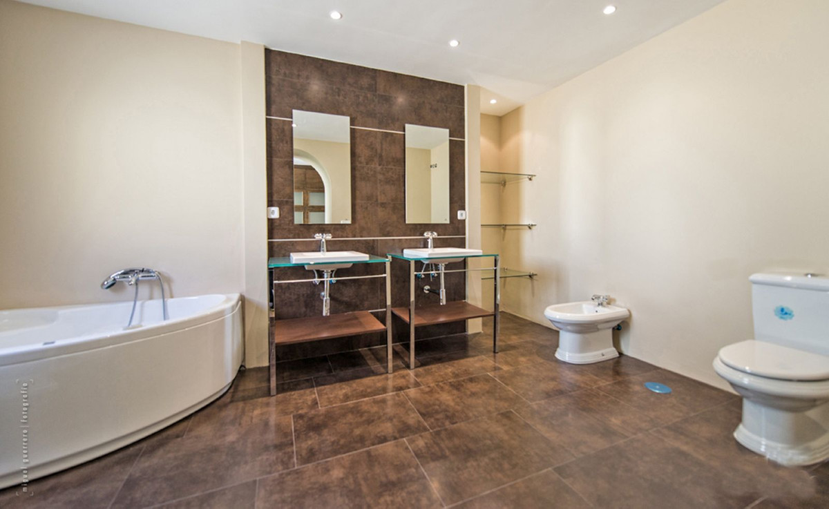 Villa for sale in Benalmadena