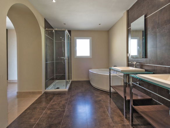 Villa for sale in Benalmadena