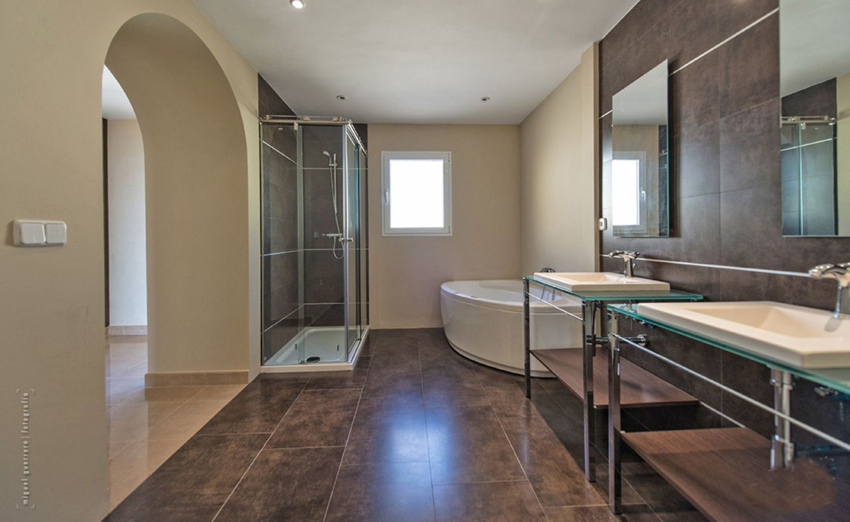 Villa for sale in Benalmadena