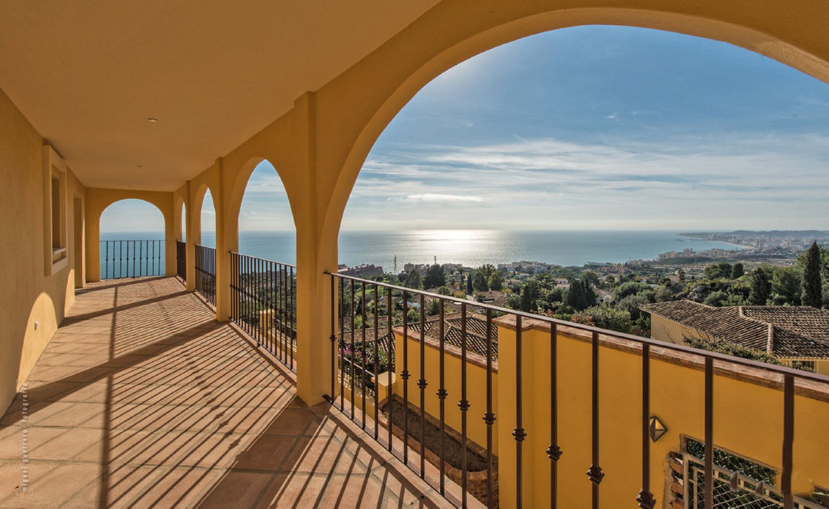 Villa for sale in Benalmadena