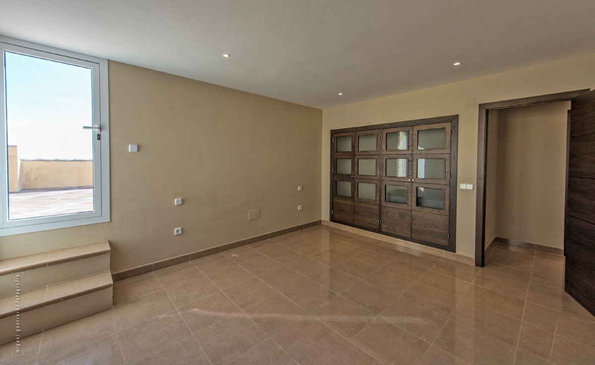 Villa for sale in Benalmadena