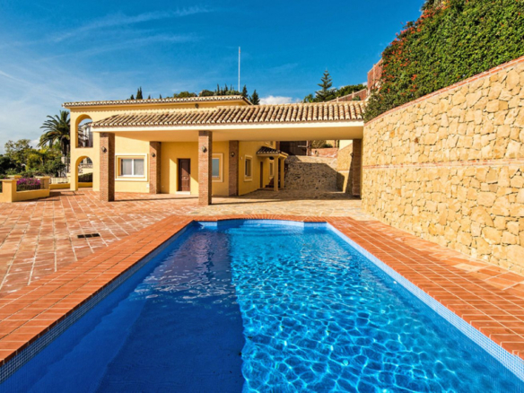 Villa for sale in Benalmadena
