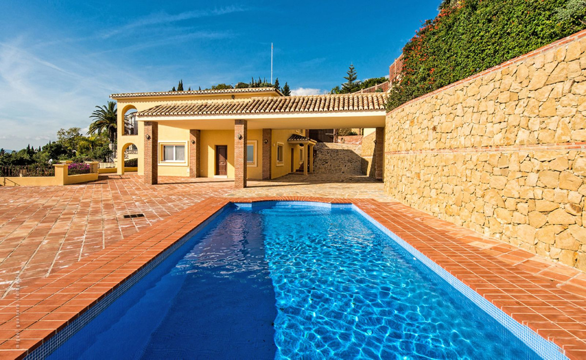 Villa for sale in Benalmadena