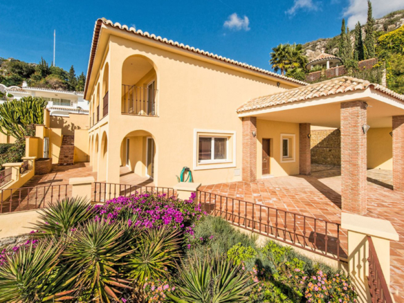 Villa for sale in Benalmadena