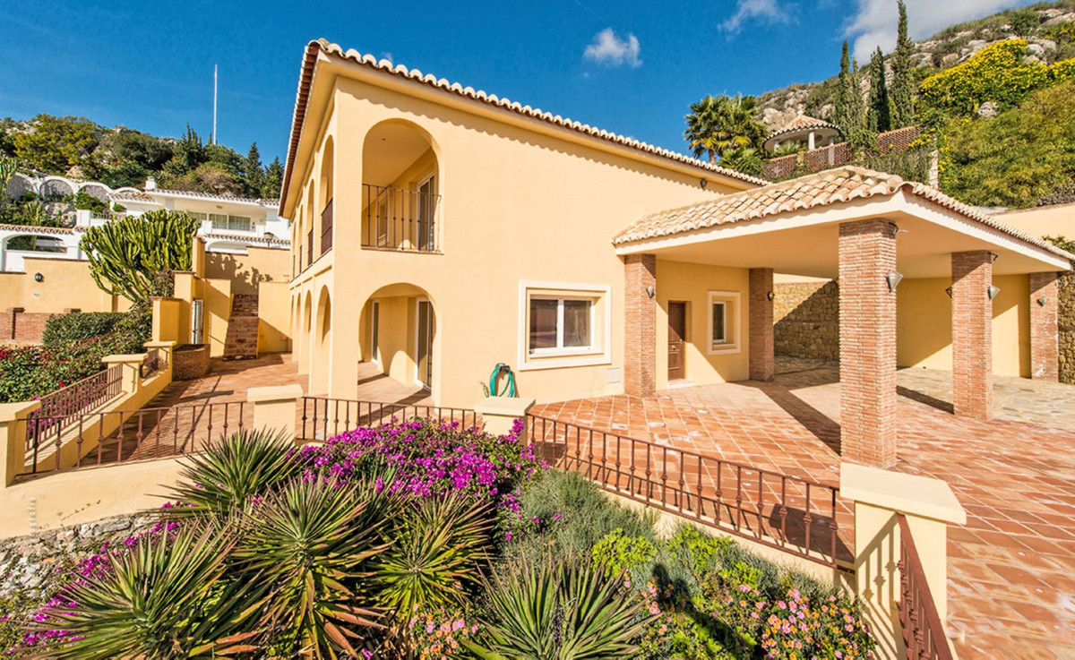 Villa for sale in Benalmadena