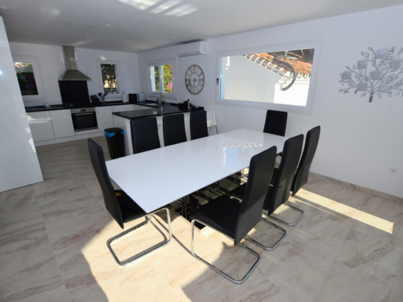 Villa for sale in Benalmadena