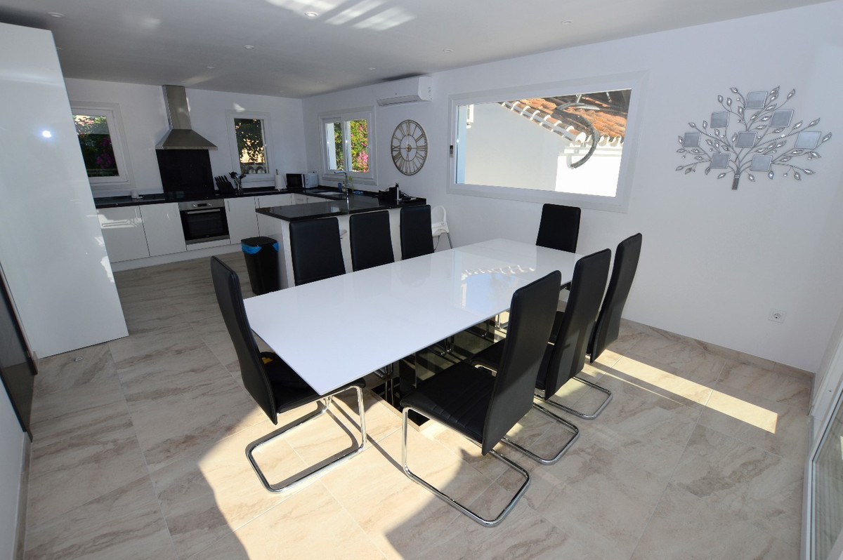 Villa for sale in Benalmadena