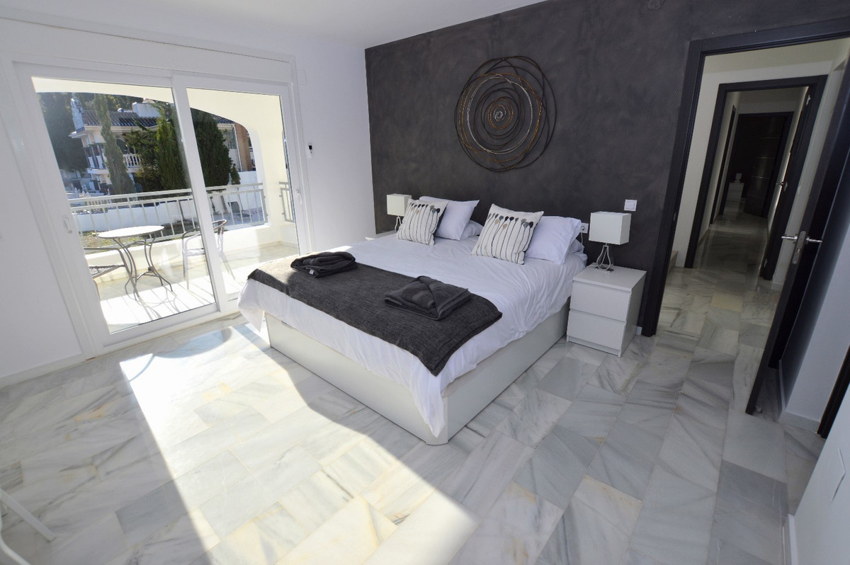 Villa for sale in Benalmadena