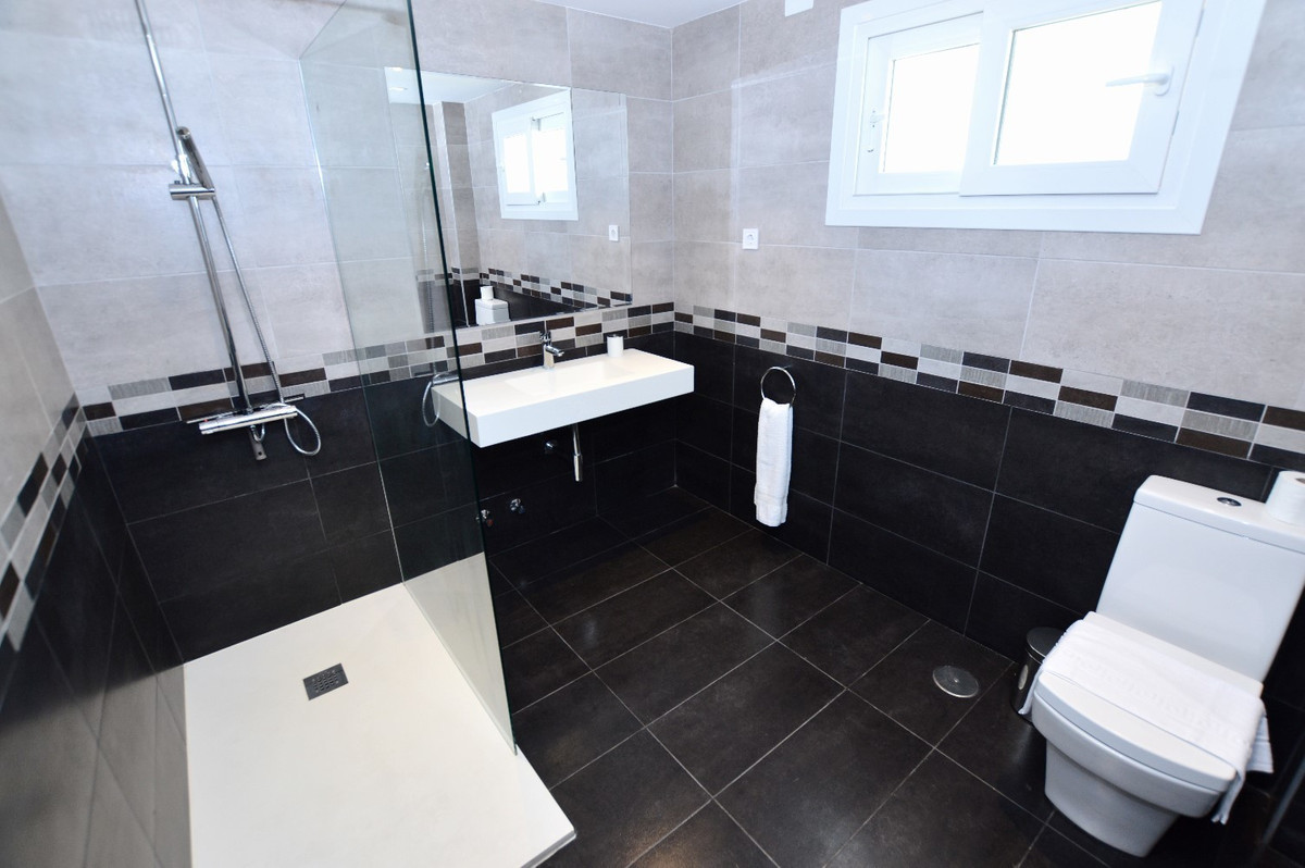 Villa for sale in Benalmadena