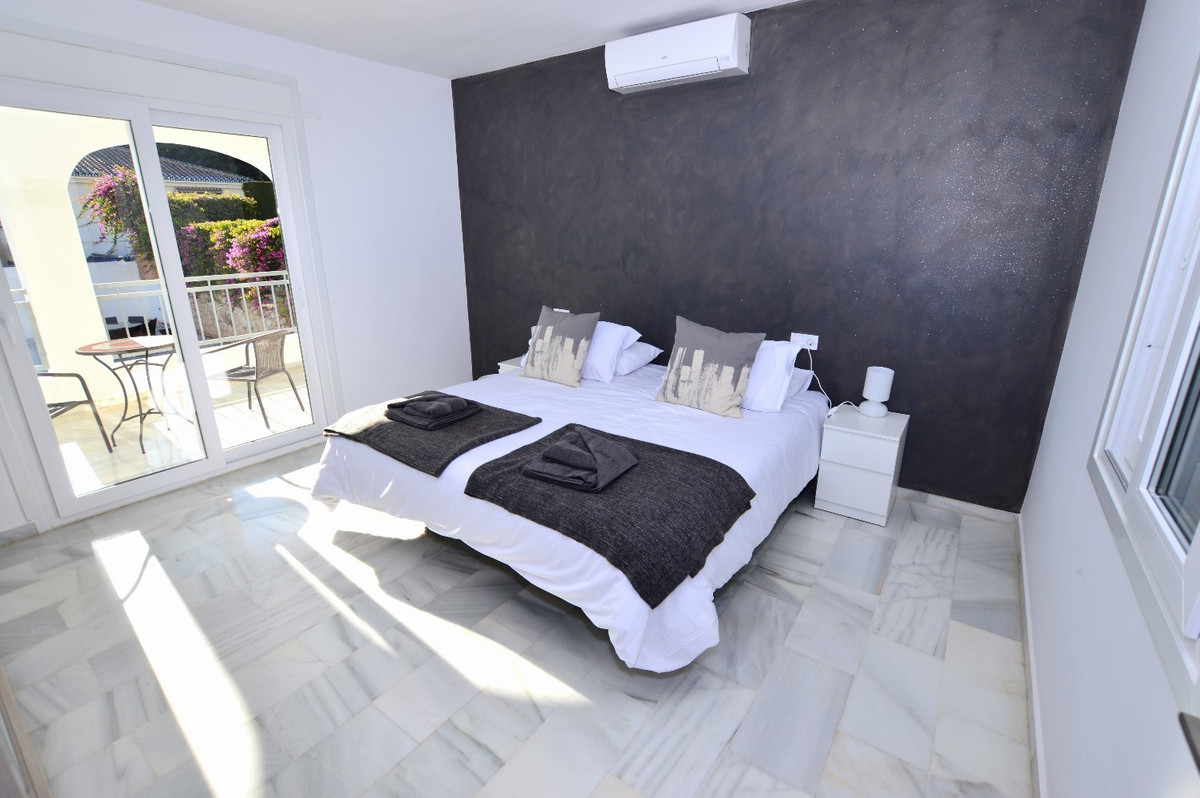 Villa for sale in Benalmadena