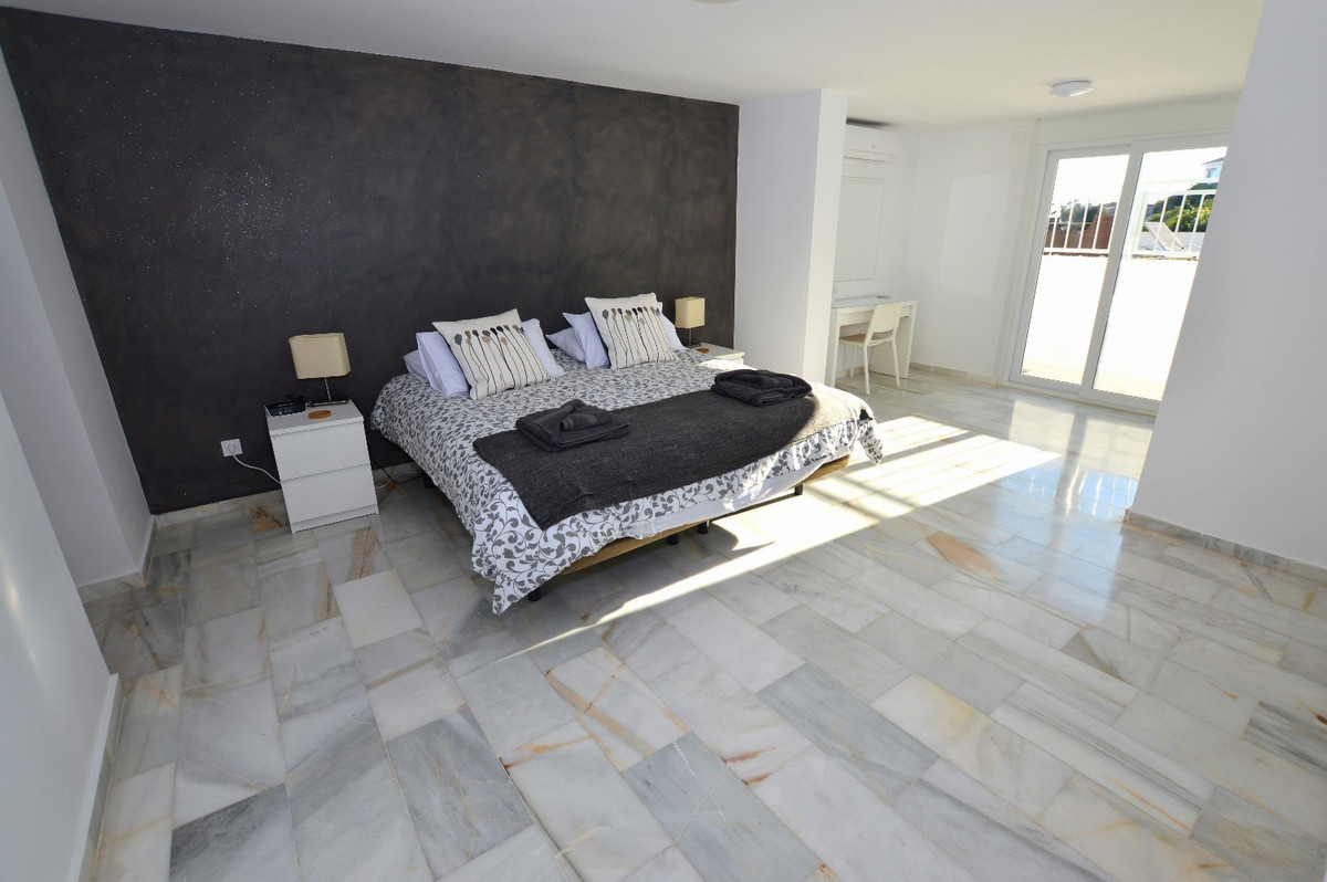 Villa for sale in Benalmadena