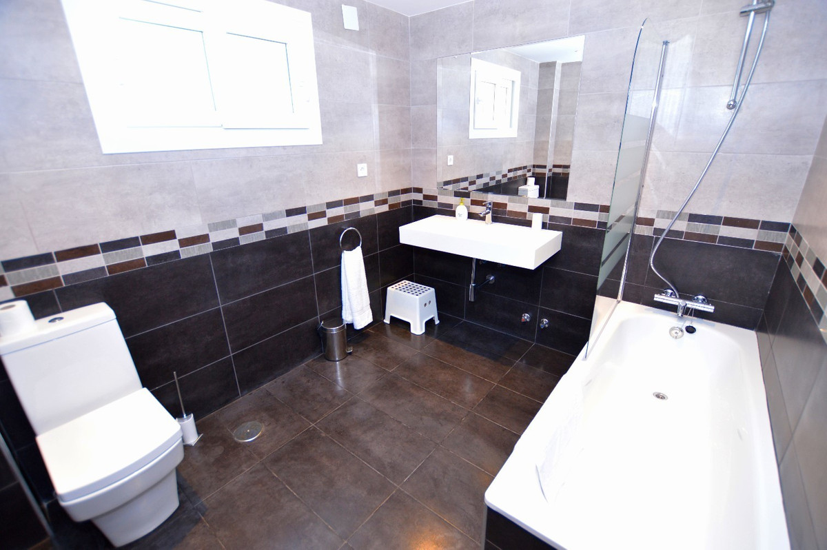 Villa for sale in Benalmadena