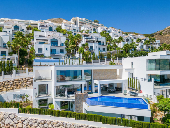 Villa for sale in Benalmadena