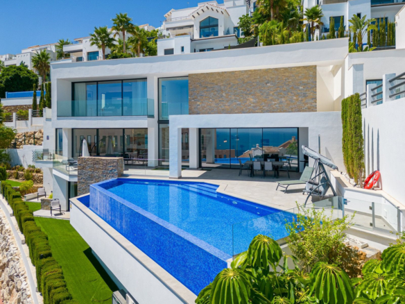 Villa for sale in Benalmadena