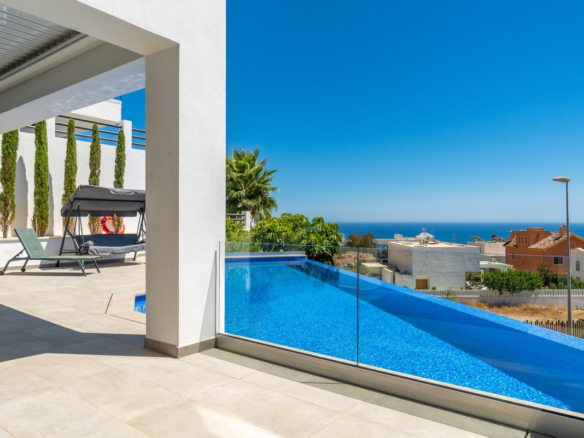 Villa for sale in Benalmadena
