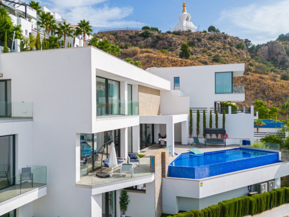 Villa for sale in Benalmadena