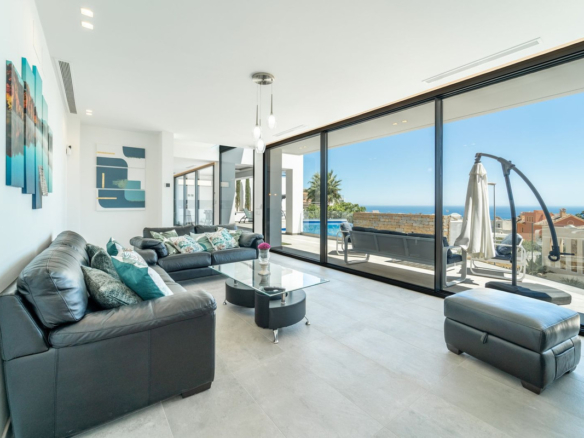 Villa for sale in Benalmadena
