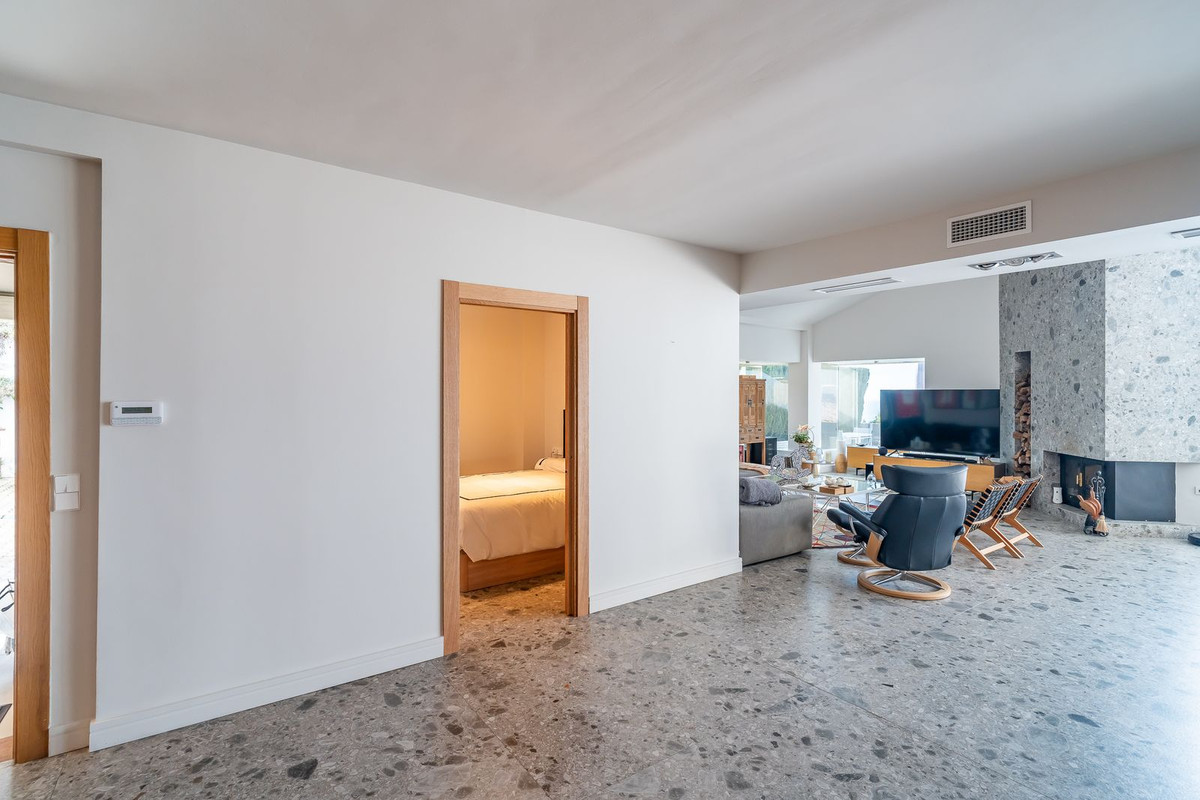 Villa for sale in Benalmadena