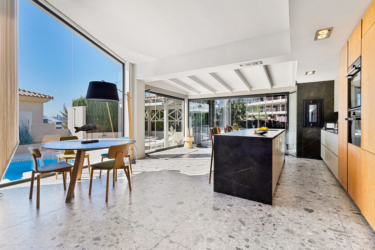 Villa for sale in Benalmadena