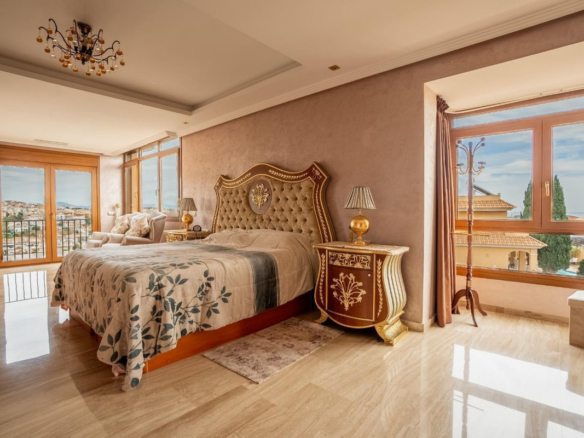 Villa for sale in Benalmadena